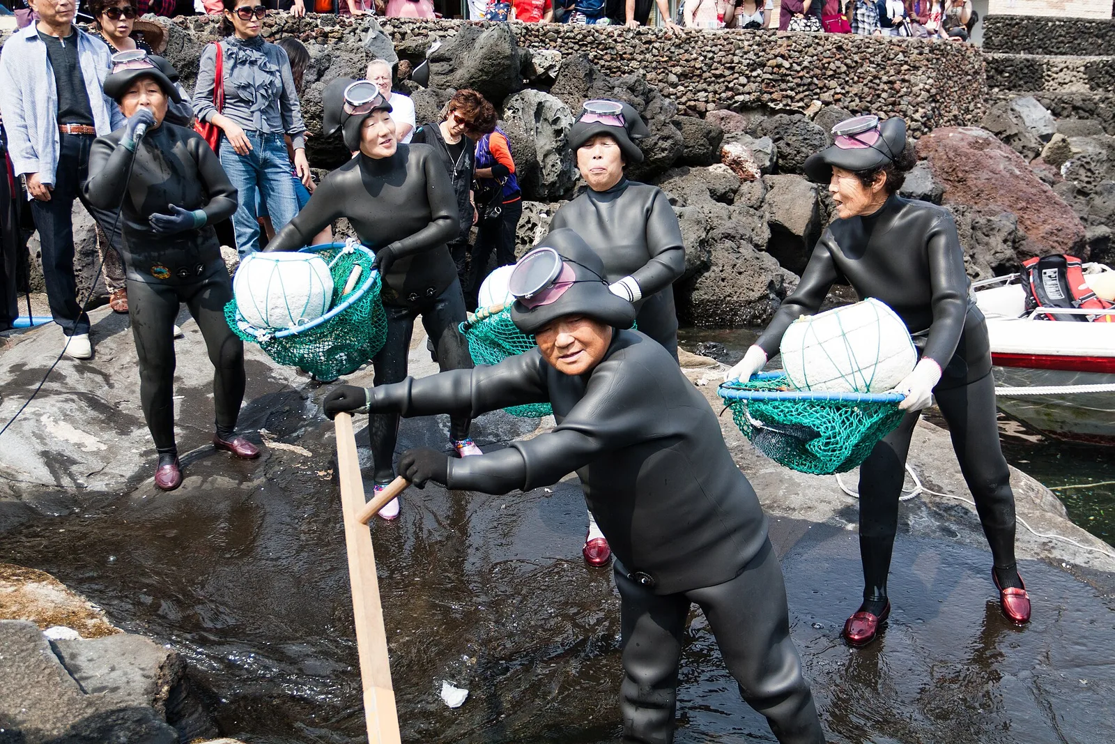 Las haenyeo de la isla de Jeju, buceadoras coreanas que trabajan sin equipo de oxígeno